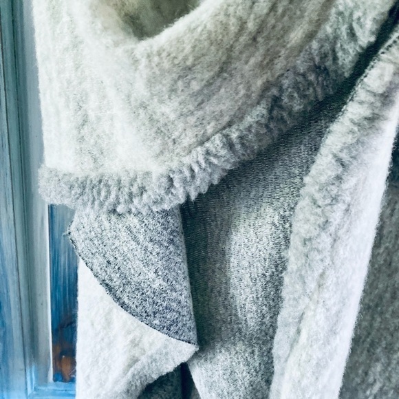 TARA Vao Gray Wool Poncho - Picture 10 of 12